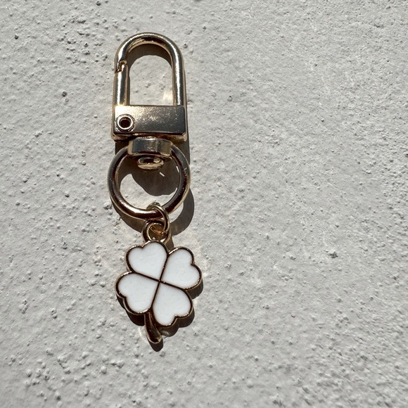 KEY/PURSE - PURSE CHARM NWOT Elegant Gold Clover White Keychain Accessory unisex - Picture 3 of 5